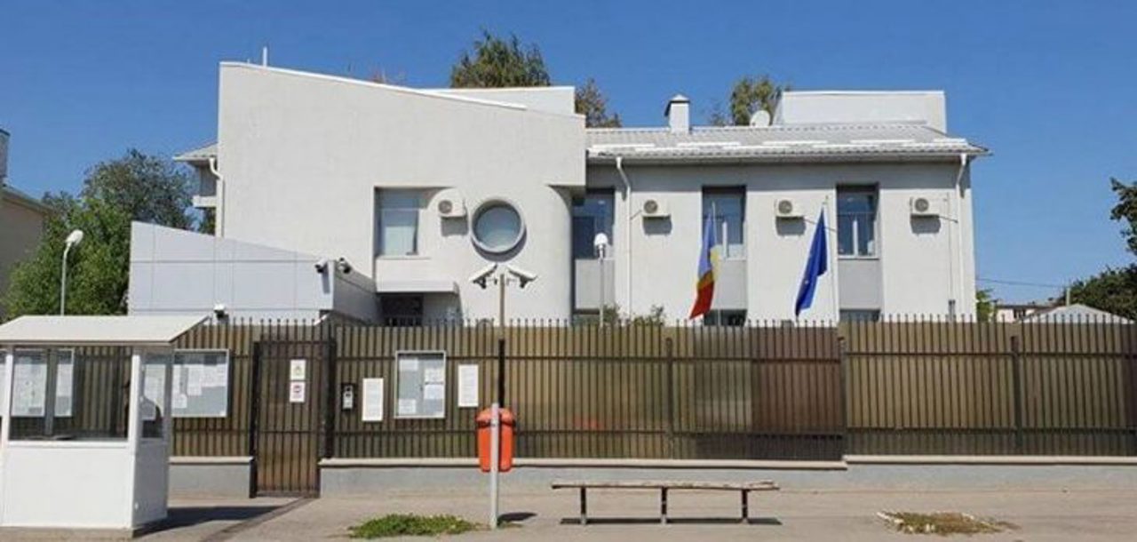 Redobândirea cetățeniei române, contra plată: Un angajat al Consulatului General al României din Cahul, reținut 