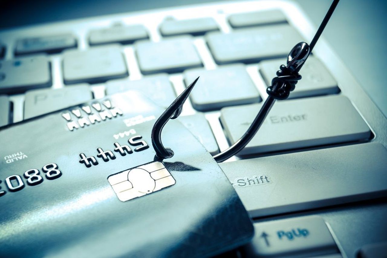 Atenție, profesori! O nouă escrocherie online vă poate lăsa fără bani pe card