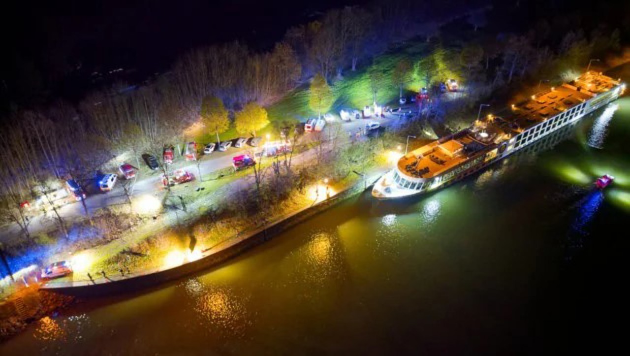 Bulgarian cruise ship crashes into wall on Danube in Austria, injuring 11