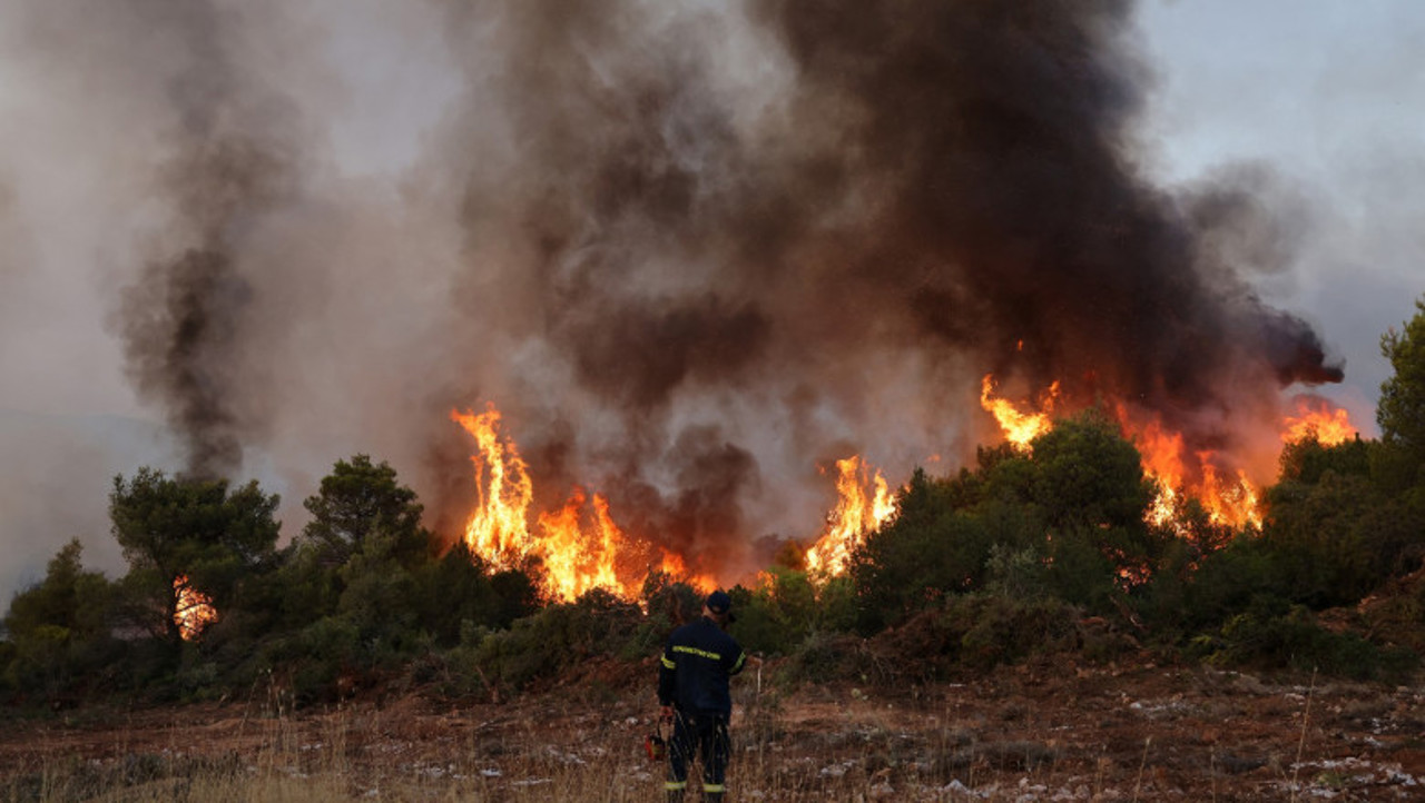 Caniculă în Europa //  Incendiile de vegetație în Grecia și Turcia continuă să facă victime. Maximele depășesc 40 de grade