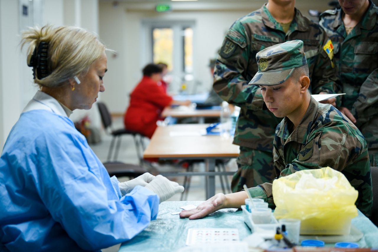 „Să fim mai buni și să dăruim din suflet” // Circa 500 de militari au donat benevol sânge și plasmă