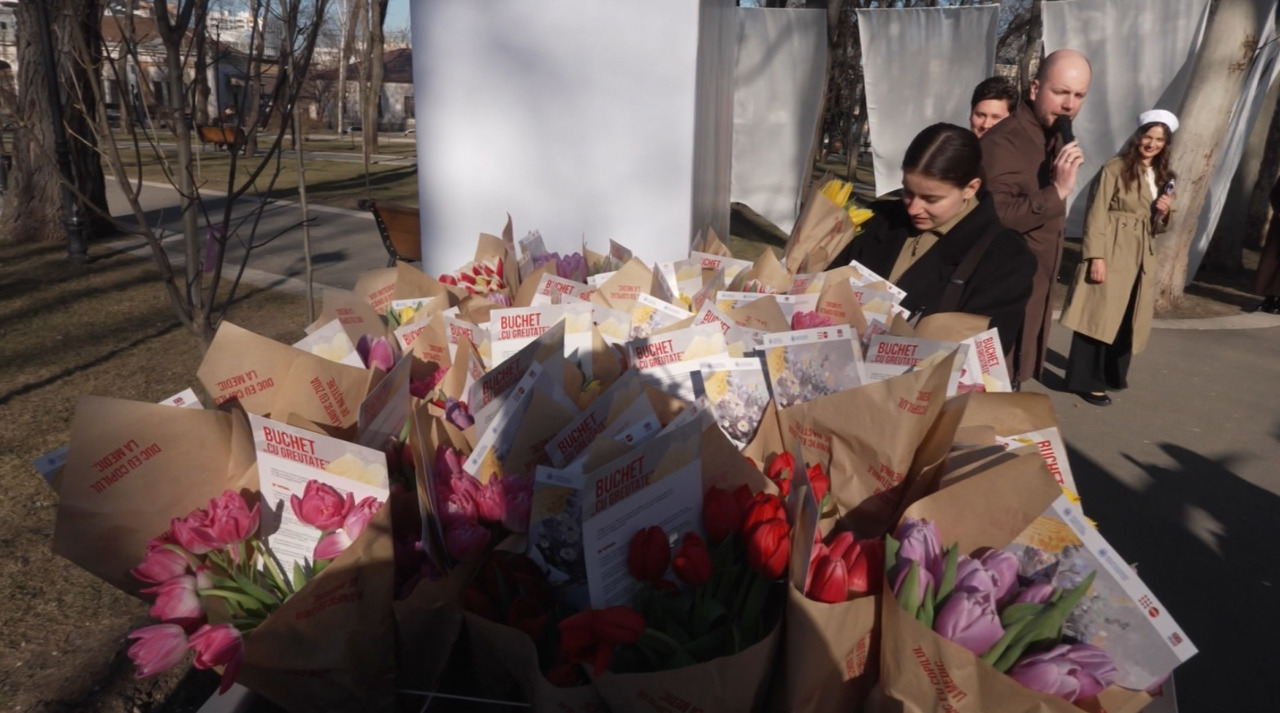 „Buchet cu greutate” – campanie UNFPA care arată provocările zilnice ale femeilor, înainte de 8 Martie