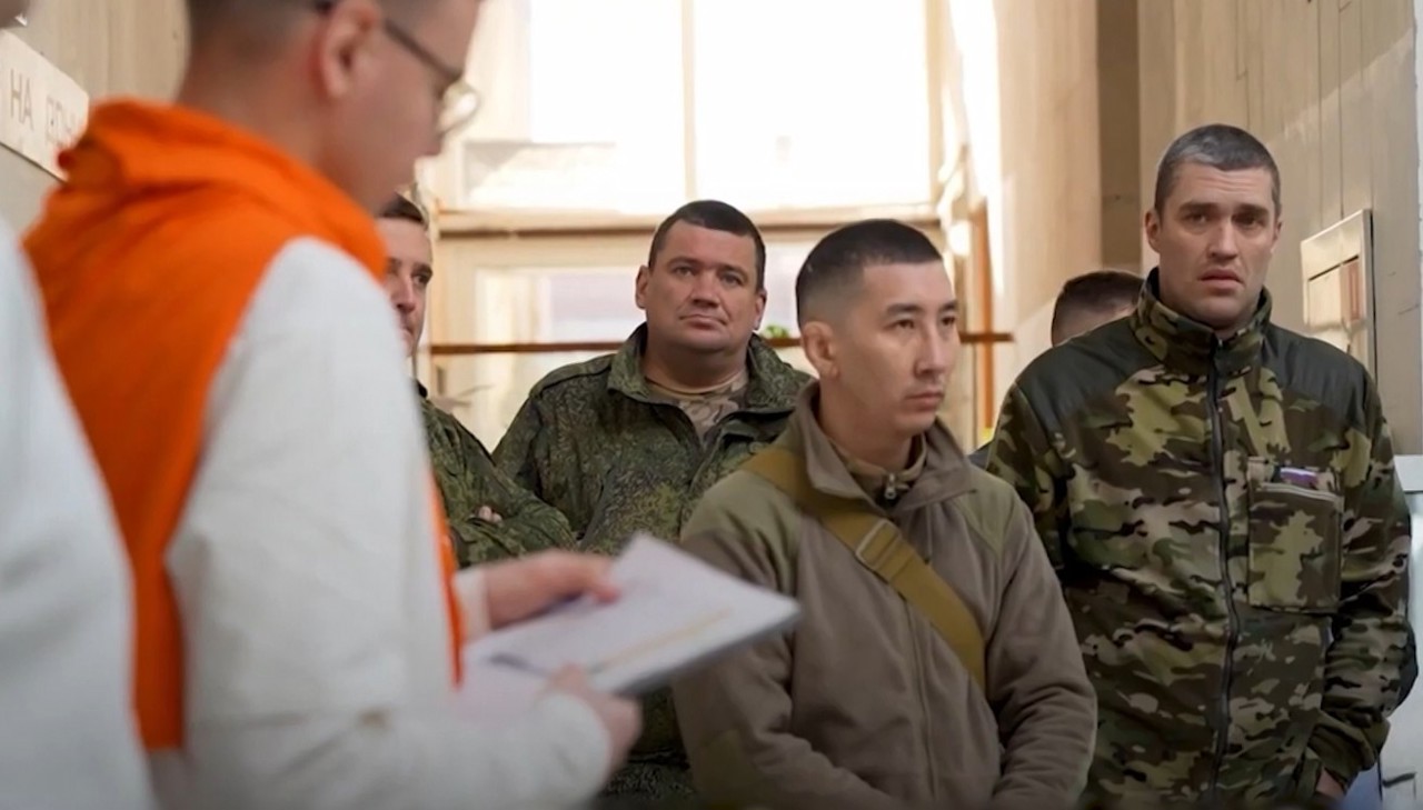 "Жены должны молчать?". Новый фейк об "СВО" и провал проекта "Время героев". Разбор с аналитиком Михаилом Коминым