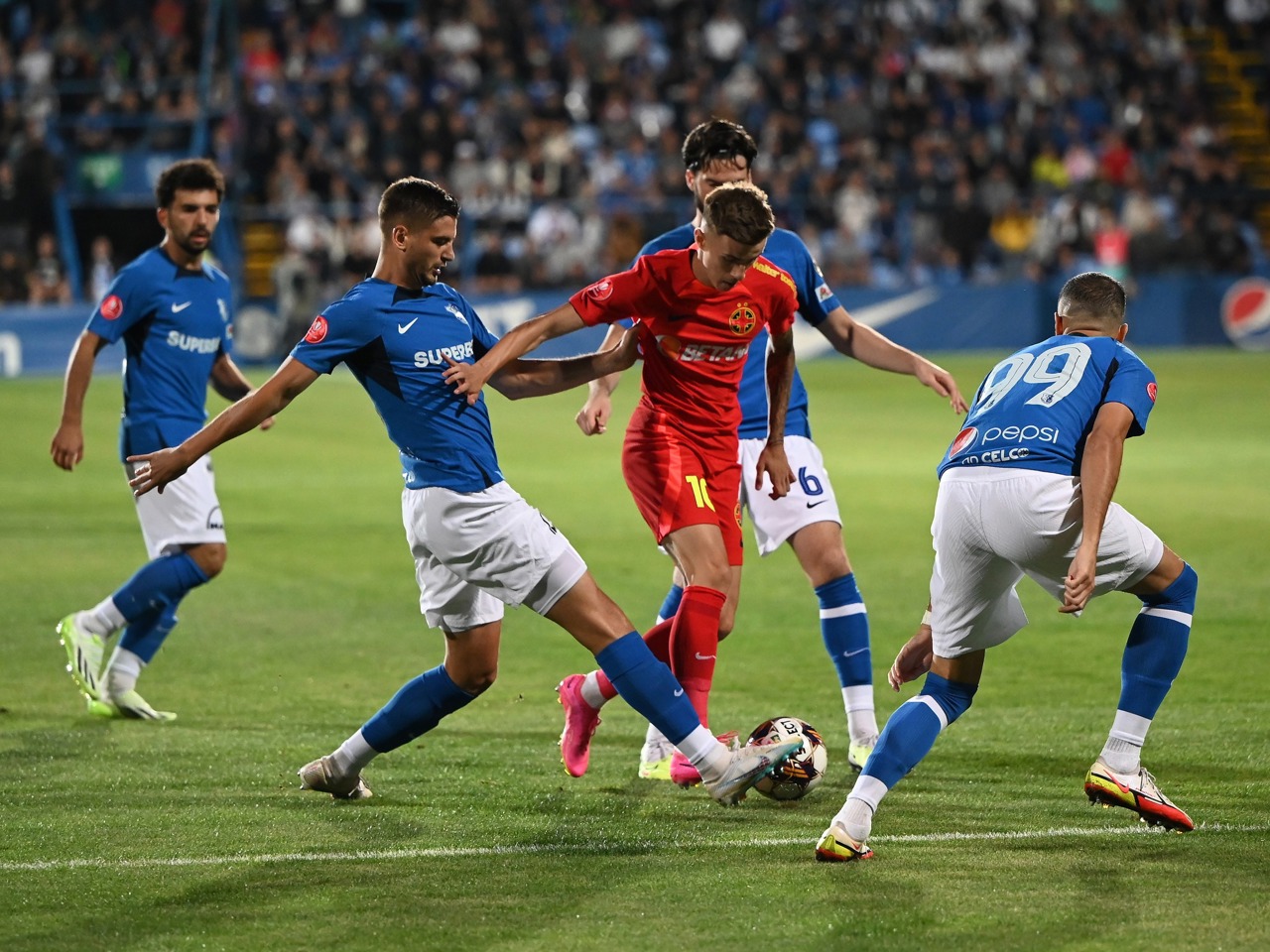 FCSB edge Farul Constanța in controversial penalty decision