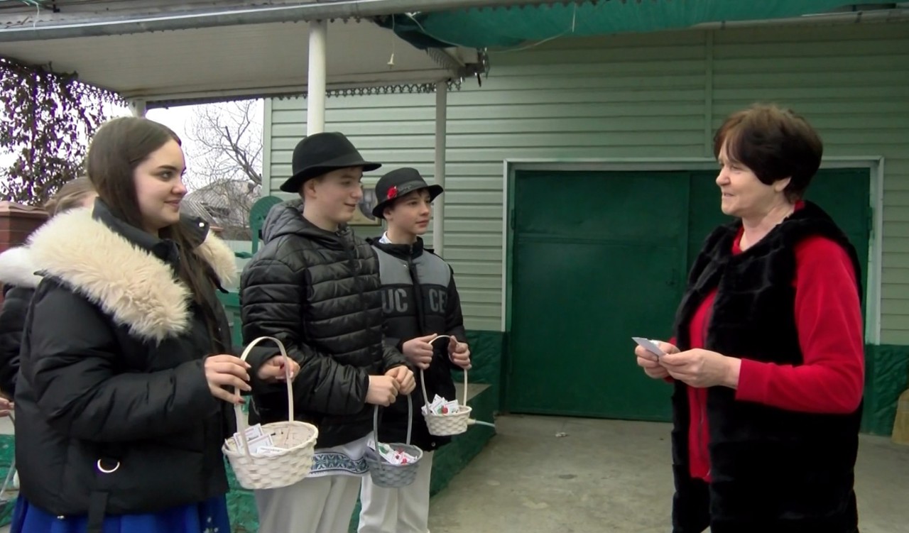 Obiceiul Mărțișorului, promovat de copiii din Volovița: „Să bucurăm oamenii, să-și aducă aminte de tradiții”