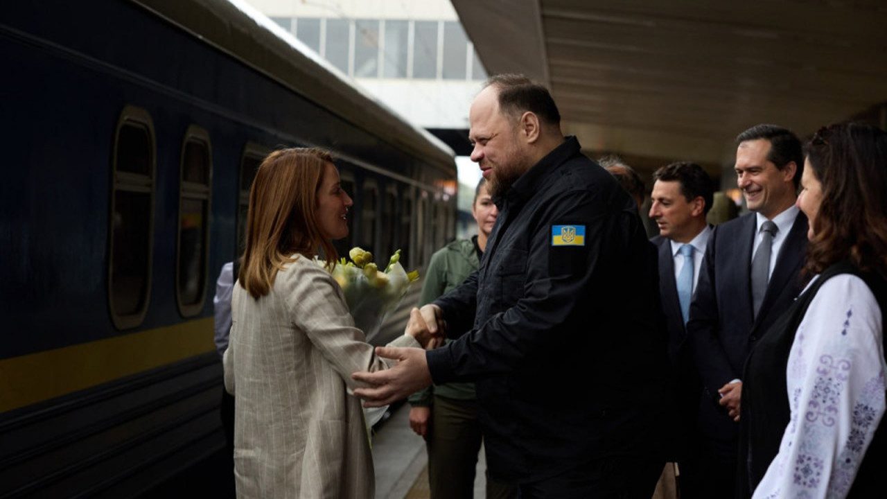 Война в Украине: визит Роберты Метсолы в Киев, атака дронов на подстанции украинской железной дороги