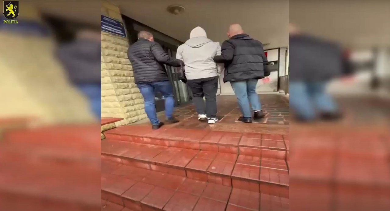 Escrocherii online cu prejudiciu de peste patru de milioane de lei: patru bărbați care ar fi promis câștiguri rapide din investiții virtuale, reținuți