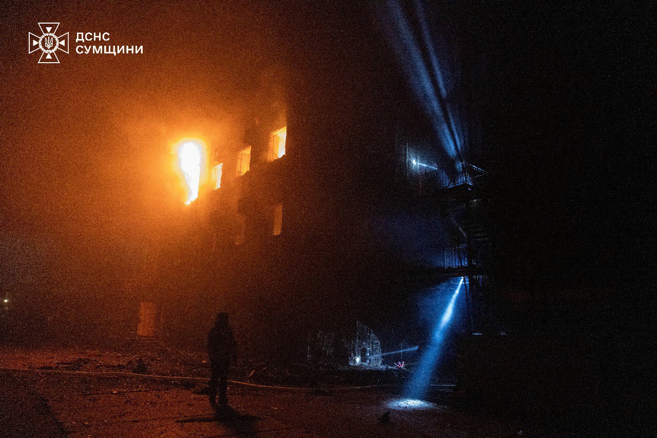 Atac masiv cu zece drone rusești asupra Sumî: 11 civili răniți, clădiri distruse și incendii în mai multe cartiere ale orașului