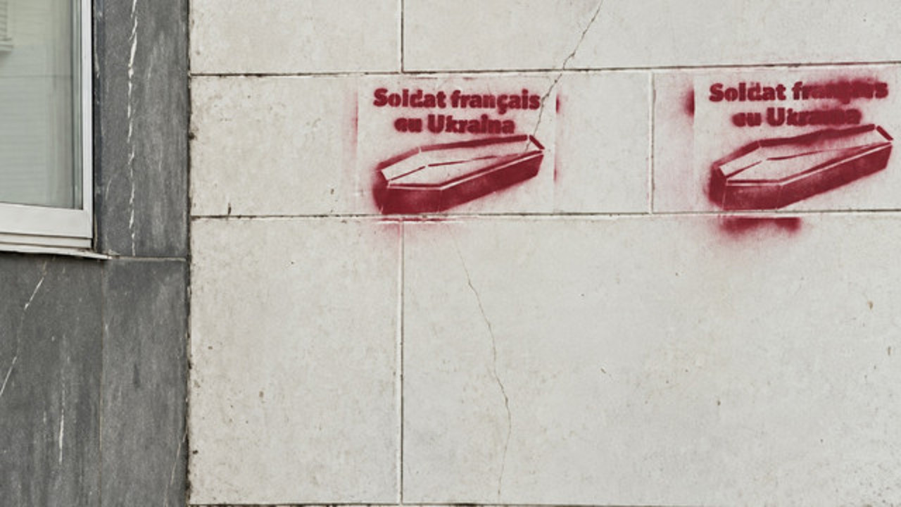 Război hibrid „cu pașaport moldovenesc”: Bărbatul acuzat că a coordonat graffiti antiucrainene la Paris a fost reținut 