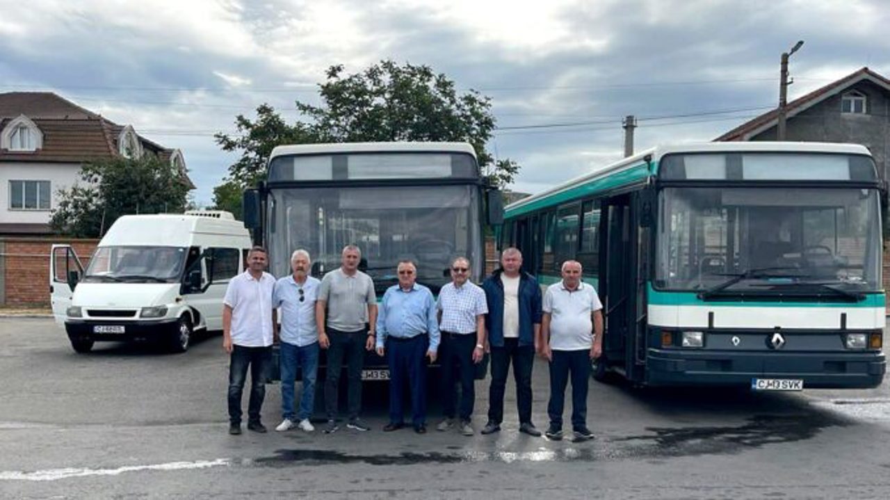 Înfrățire: Cluj-Napoca a donat două autocare și un microbuz municipiului Ungheni 