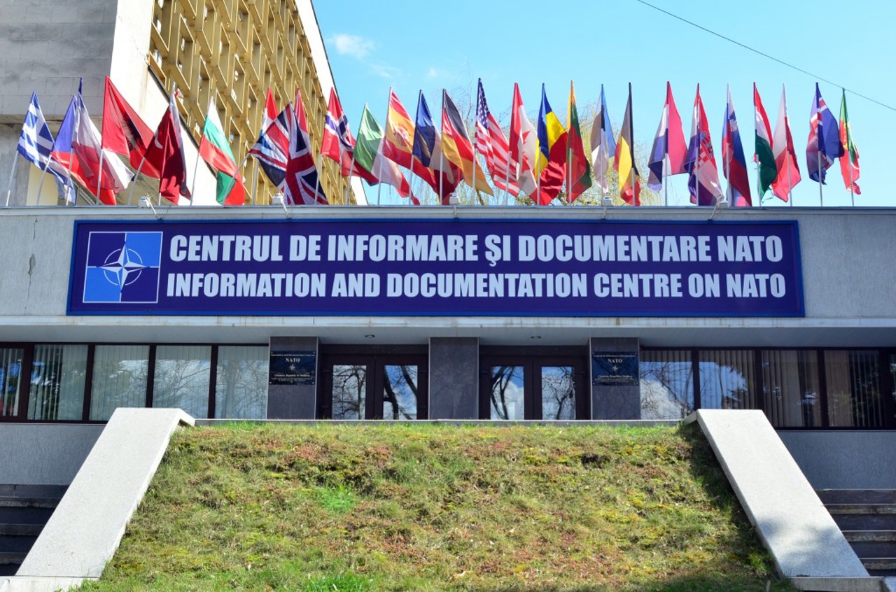 Poliția examinează versiunea incendierii intenționate a Centrului de Informare și Documentare NATO