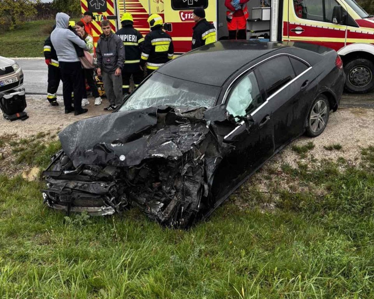 Grav accident la Glodeni: un bărbat a murit, iar cinci persoane, printre care trei copii, au fost transportate la spital