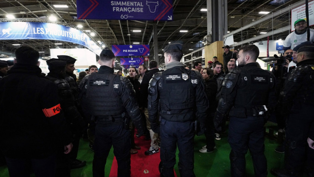 Franța //  Zeci de protestatari au intrat forțat într-un târg agricol din Paris, înainte de o vizită planificată a lui Emmanuel Macron