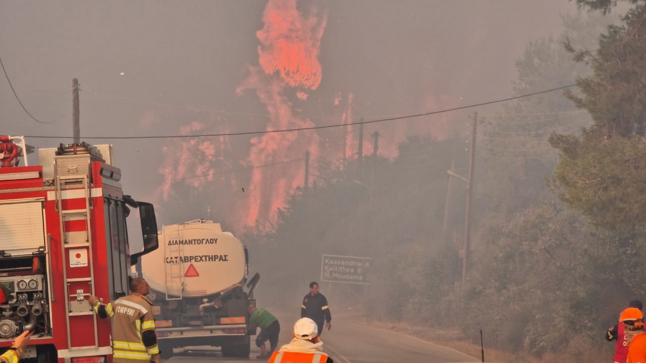 FOTO, VIDEO | Incendiu violent în Grecia, într-o destinație preferată de moldoveni pentru vacanțe: Și pompieri din R. Moldova luptă cu flăcările