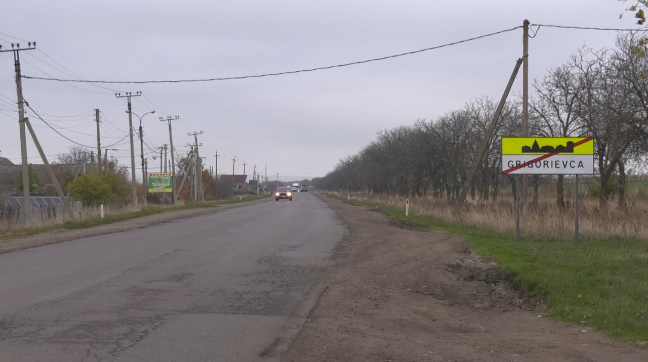TIR-urile continuă să treacă prin Grigorievca, în lipsa unui drum de ocolire promis de autorități 