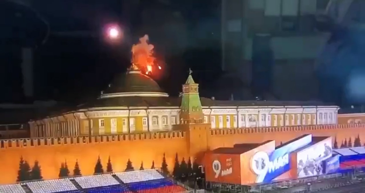 Москва обвиняет Украину в попытке атаковать Кремль с помощью беспилотников. Киев отвергает обвинения: Дроны можно купить в любом оружейном магазине