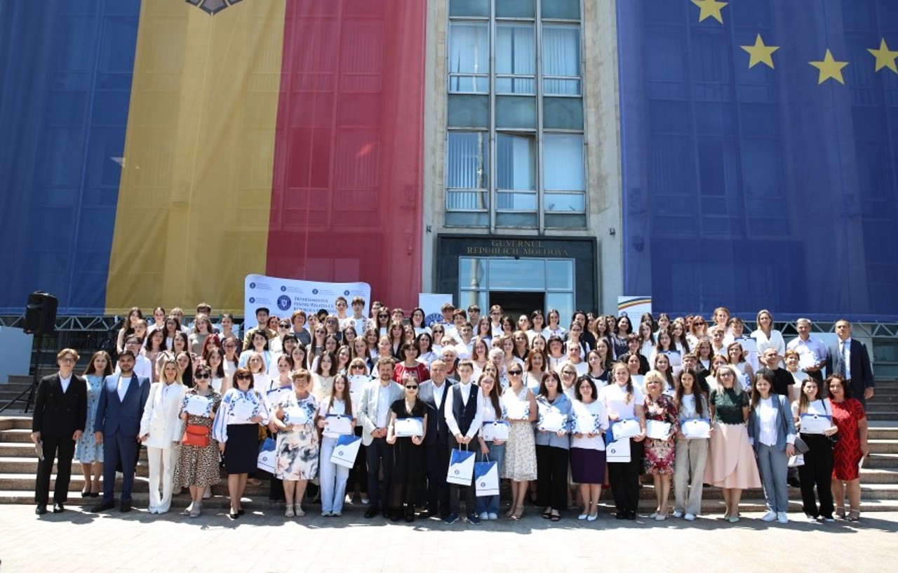 Olimpicii la Limba română și Istorie, premiați în fața Guvernului