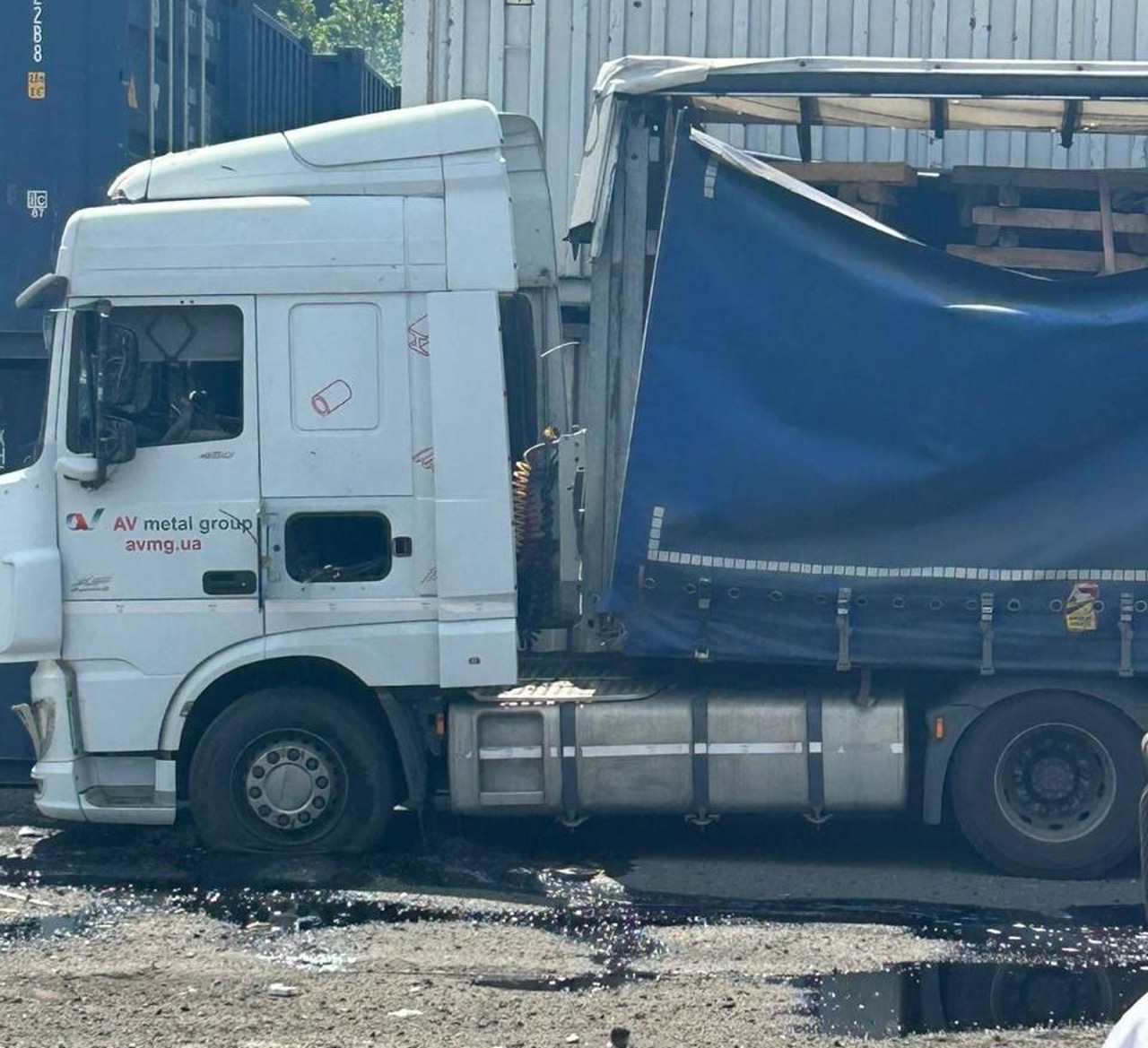 "На причале работали люди". Россия нанесла удар по порту в Одессе