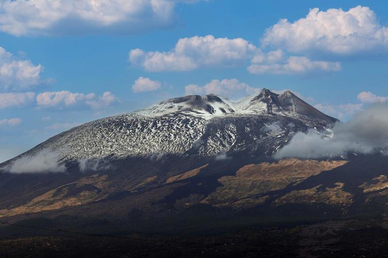 Vulcanul Etna s-a trezit la viață. Nivelul de alertă a fost ridicat