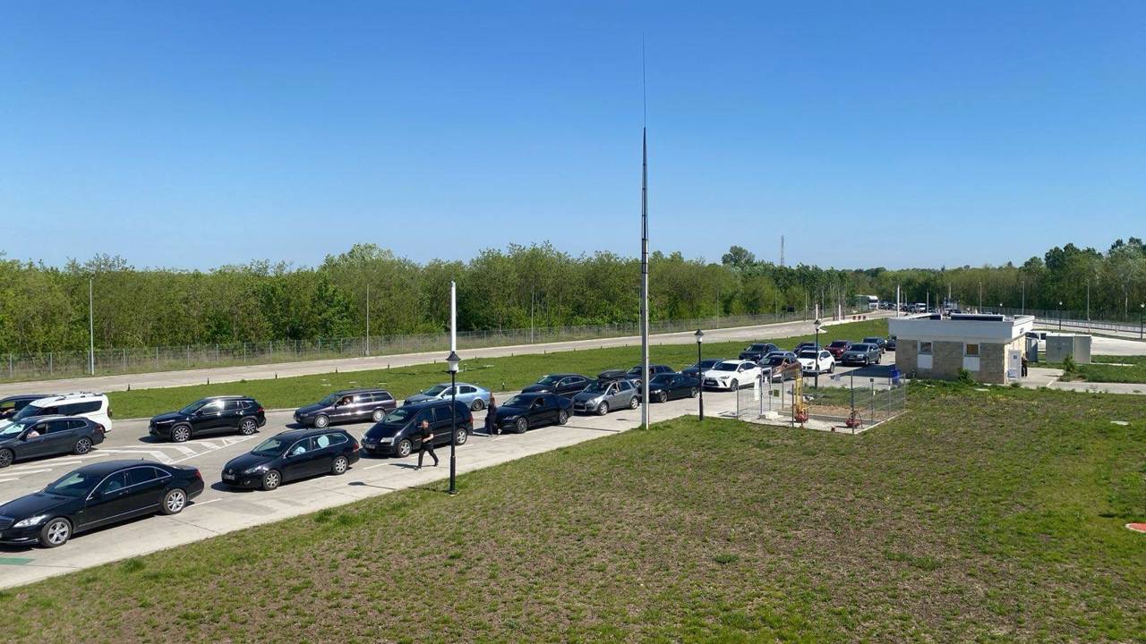 Trafic intens la ieșirea din țară prin PTF Sculeni. Poliția de Frontieră recomandă rute alternative