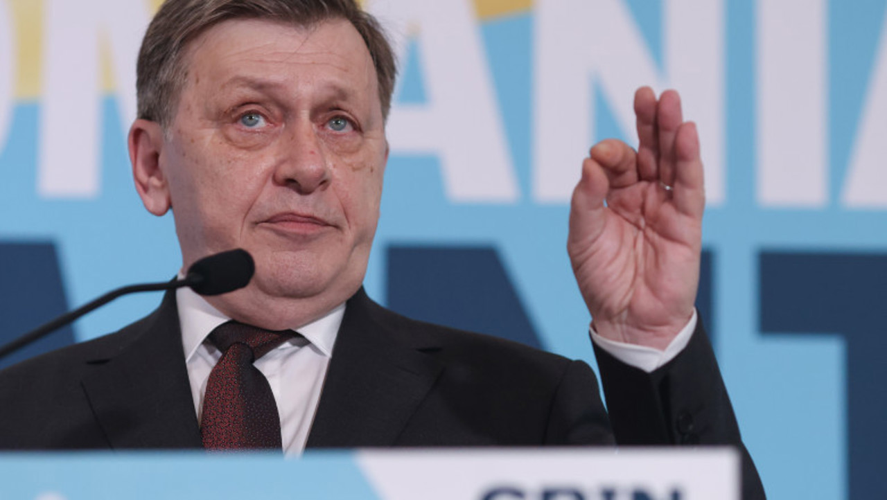 Alegeri prezidențiale în România: Crin Antonescu, candidatul PSD-PNL-UDMR, și-a depus candidatura