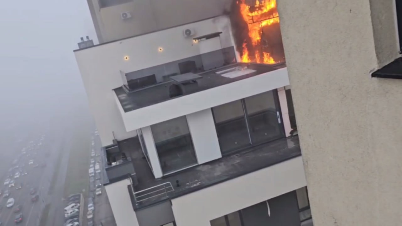 VIDEO | Incendiu într-un bloc de locuințe din Chișinău: un apartament de la etajul 15, în flăcări
