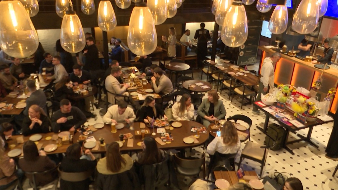 Singers and influencers become waiters for a night, raising donations for 150 families