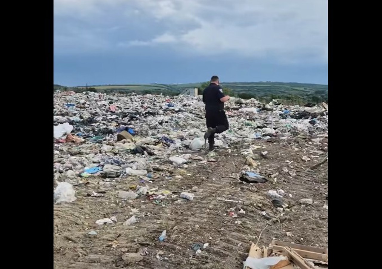 На свалке в Порумбенах обнаружили тонны пластика и румынские водительские права