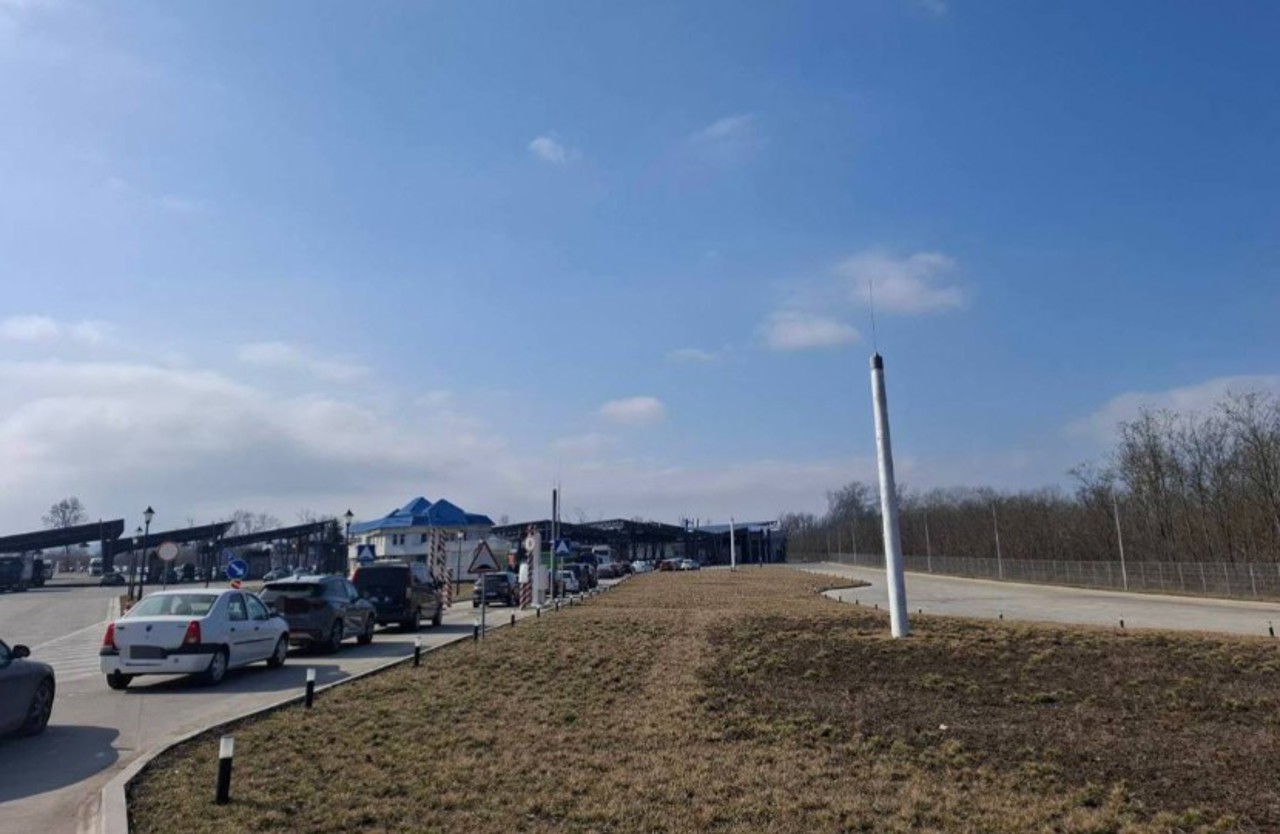 La punctul de trecere Sculeni se circulă fără dificultăți. Traficul intens a fost fluidizat 