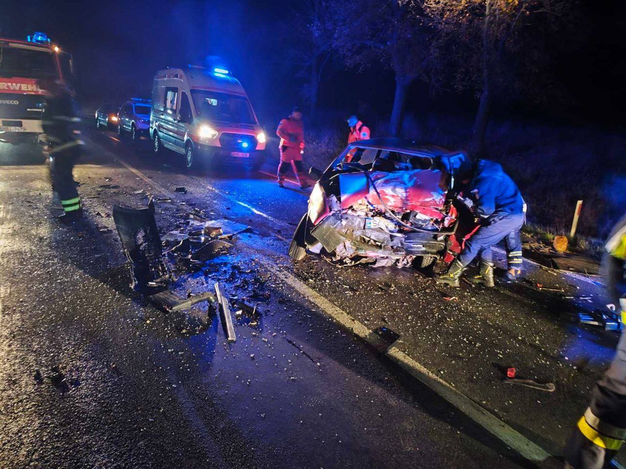 Tragedie la Sângerei: Două persoane și-au pierdut viața și un tânăr a fost transportat la spital, după o coliziune frontală a două mașini