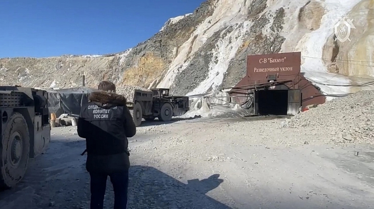 В Амурской области России под обвалом оказались 13 шахтеров