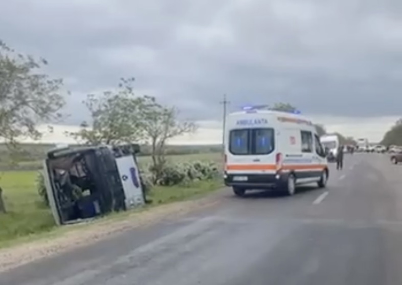 Grav accident cu implicarea unui autocar la Căușeni: un bărbat a decedat, iar 16 persoane au ajuns la spital