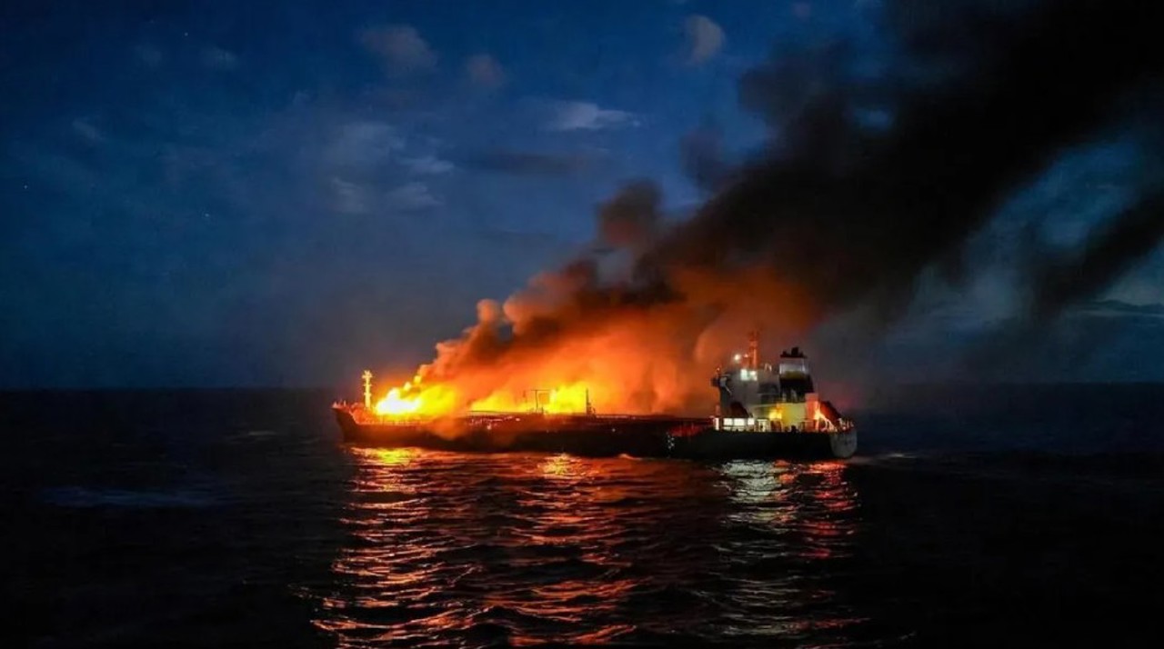 У берегов Турции загорелись два танкера из «теневого флота» России