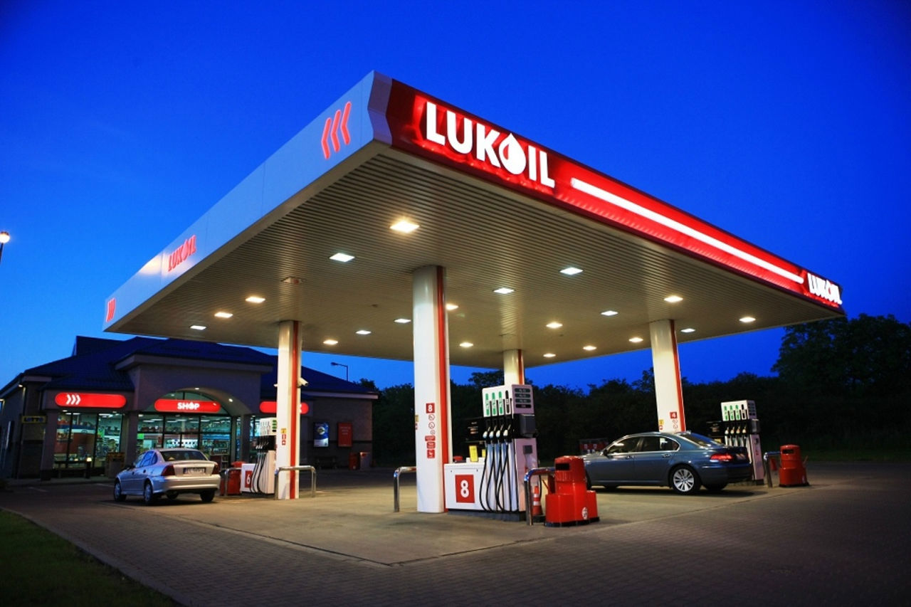 На АЗС "Lukoil" невозможно рассчитаться банковской картой: ASP объяснило причину