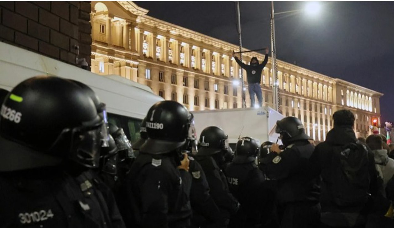 В Болгарии прошли протесты: люди недовольны намерением правительства увеличить пенсионные отчисления и налоги