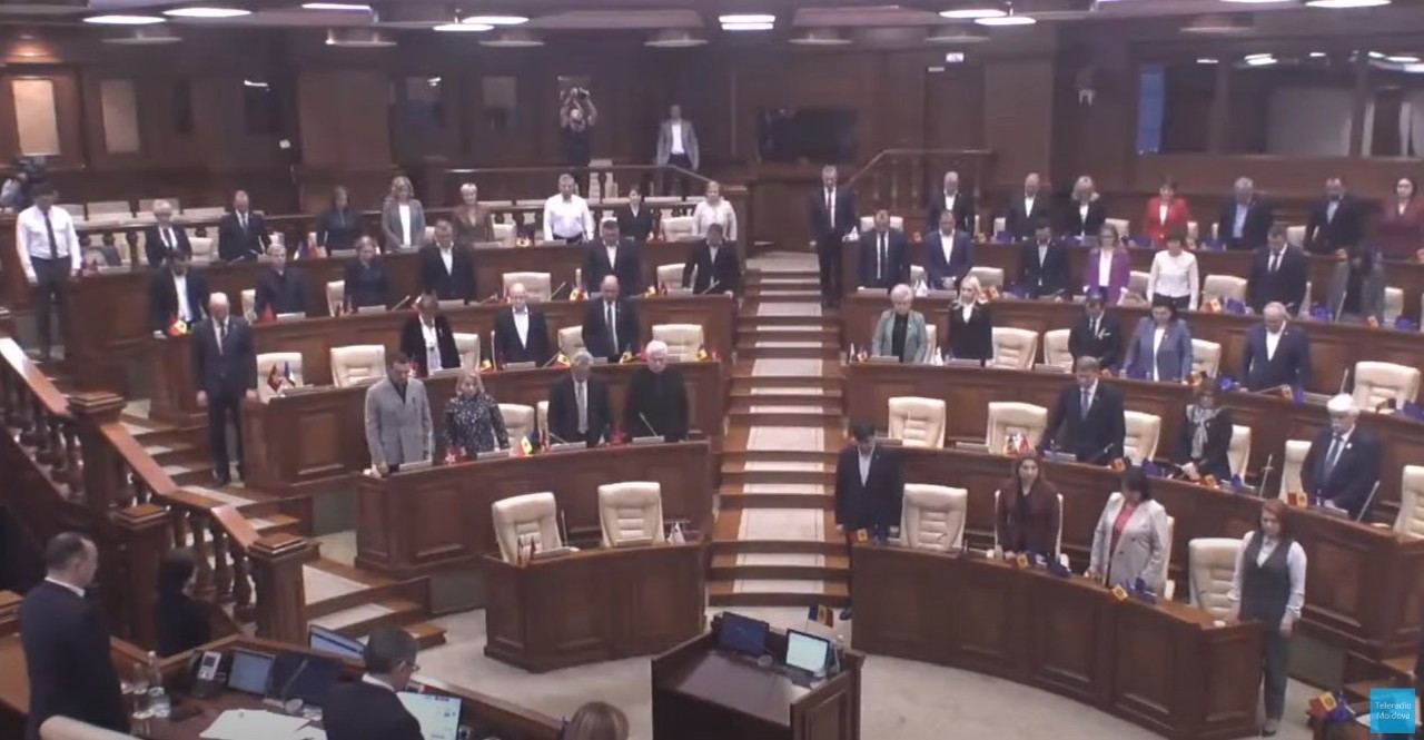 Deputații au ținut un minut de reculegere în memoria victimelor atentatului de la Moscova