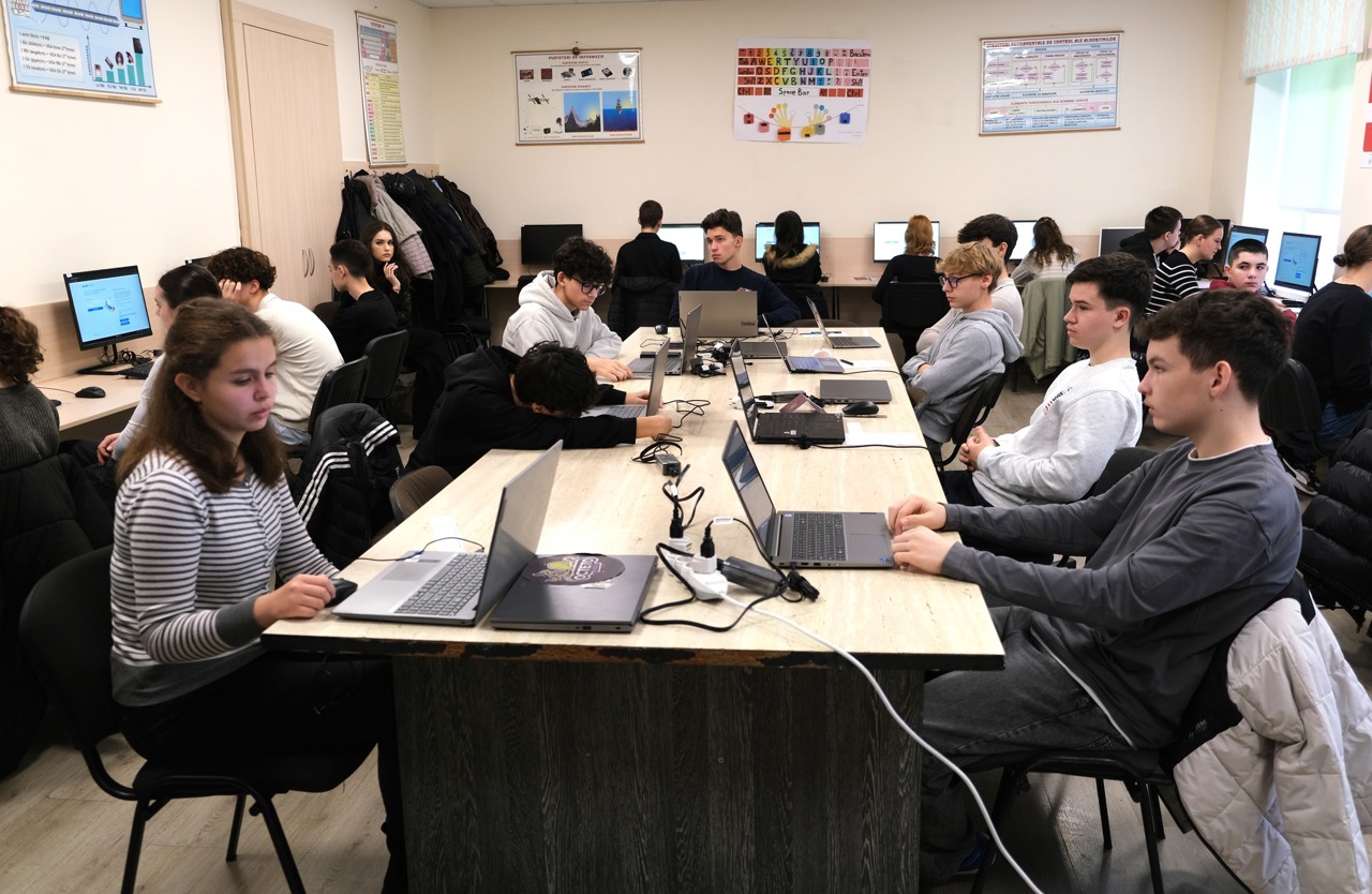 Prima testare națională a competențelor digitale: elevii vor primi un raport personalizat 