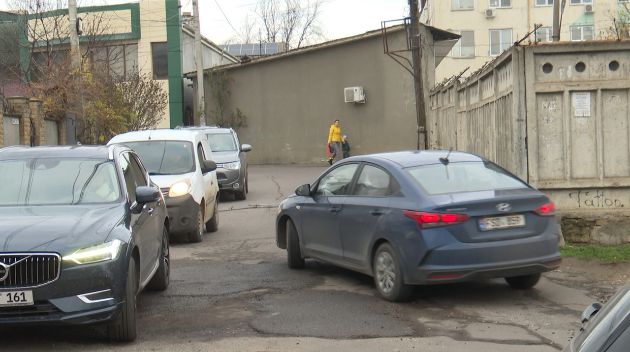 Опасная для пешеходов улица: автомобилисты жалуются на ограниченный обзор, а пешеходы - на отсутствие тротуаров