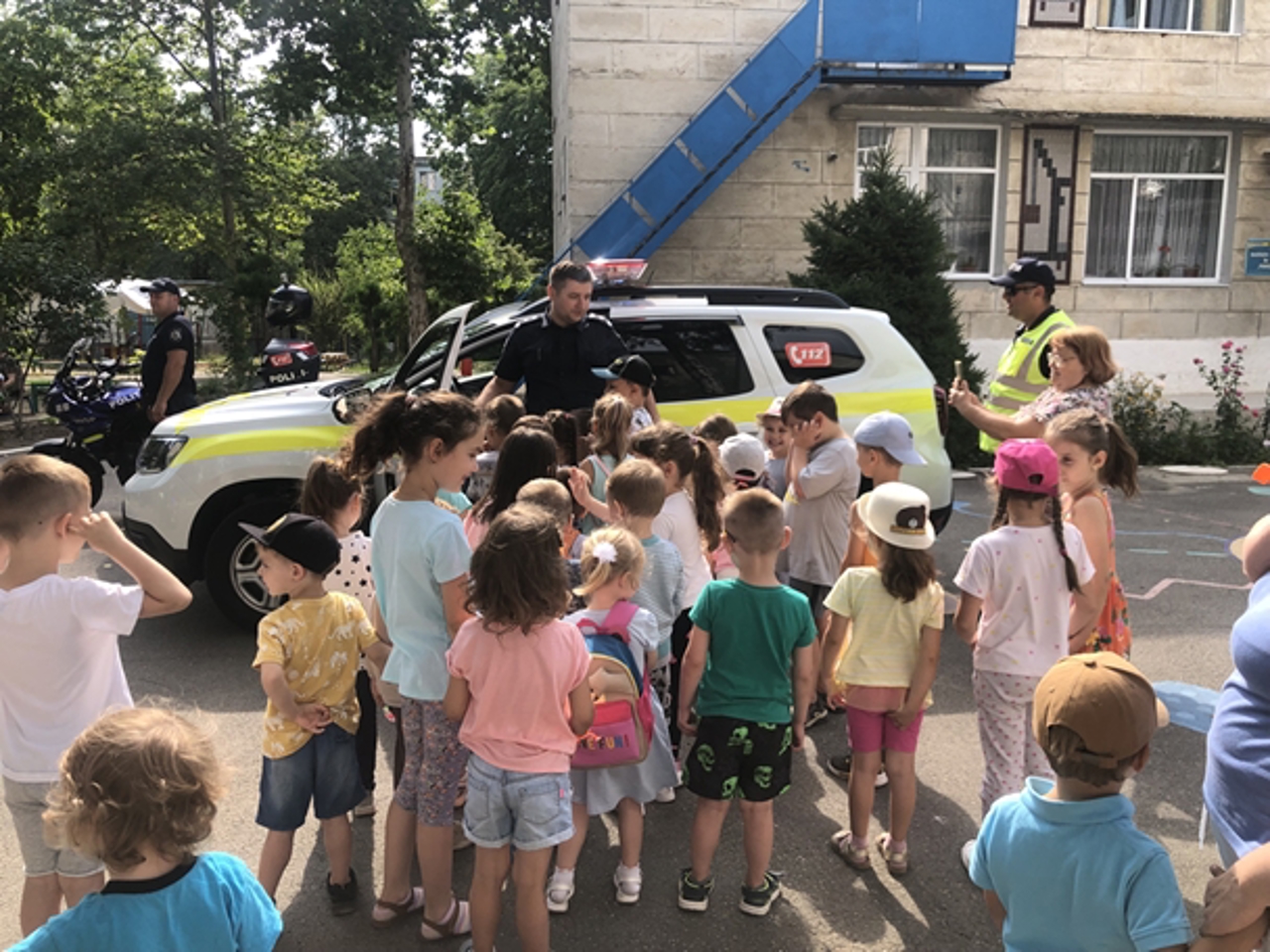 Ghid european: treceri pentru pietoni și soluții urbanistice de ultimă oră, amenajate în apropierea școlilor pentru a spori siguranța copiilor