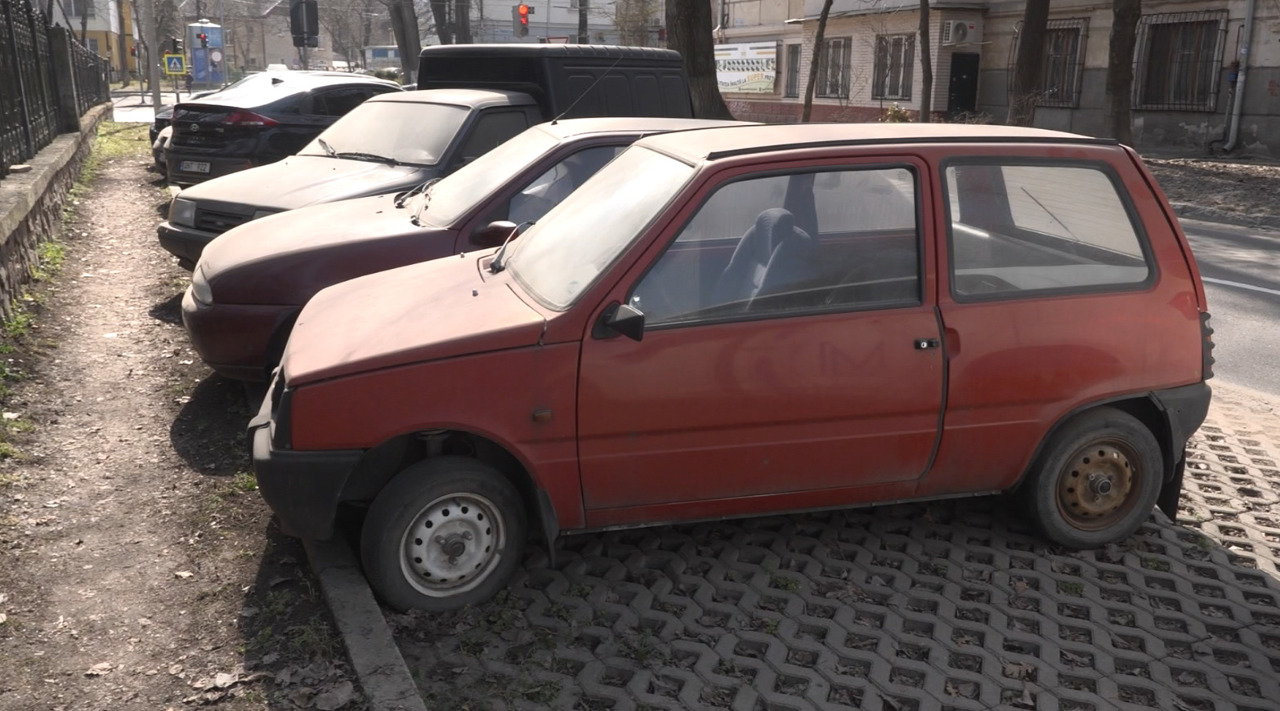 Vehicule ruginite, uitate în curțile din Chișinău. Autoritățile spun că nu au pârghii legale pentru a le evacua