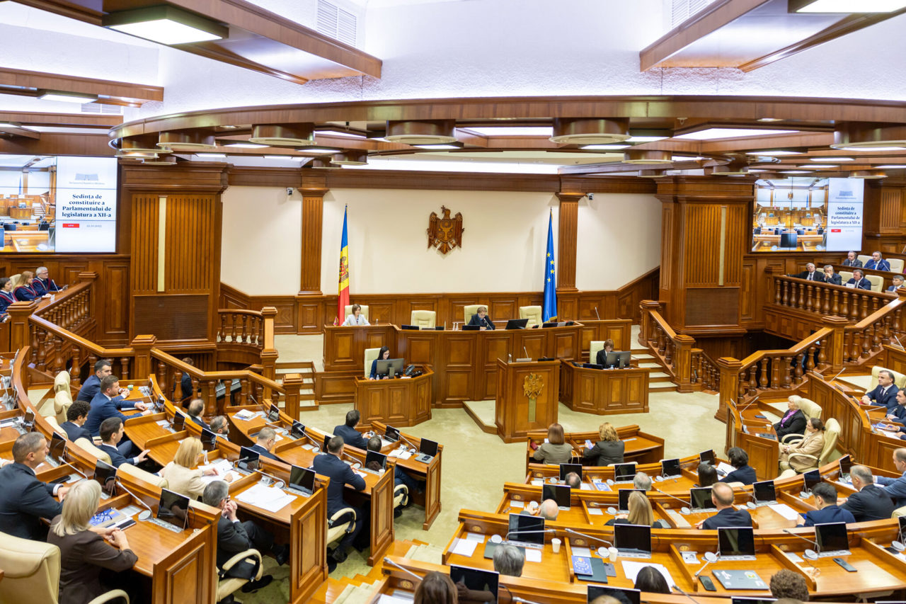 Inițiative noi în mai multe domenii, își propun deputații din noul Parlament 