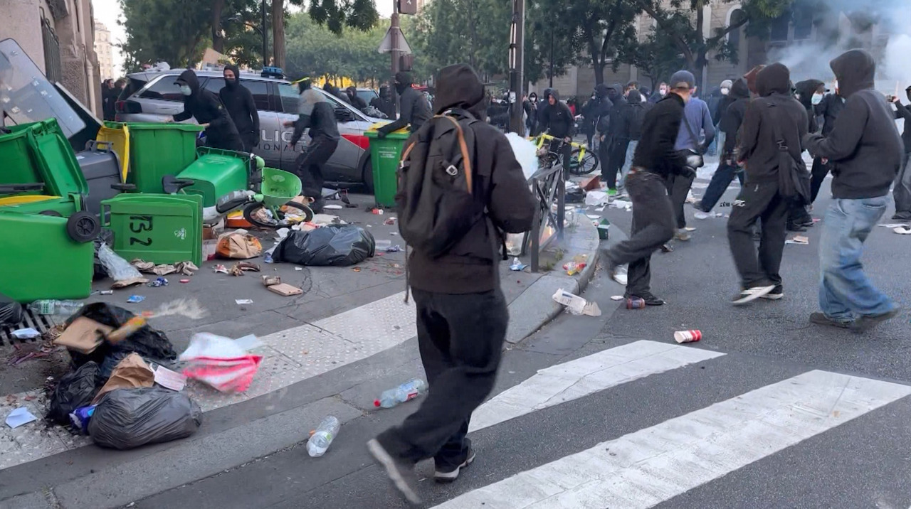 Franța, în flăcări: proteste violente și sute de arestări la Paris