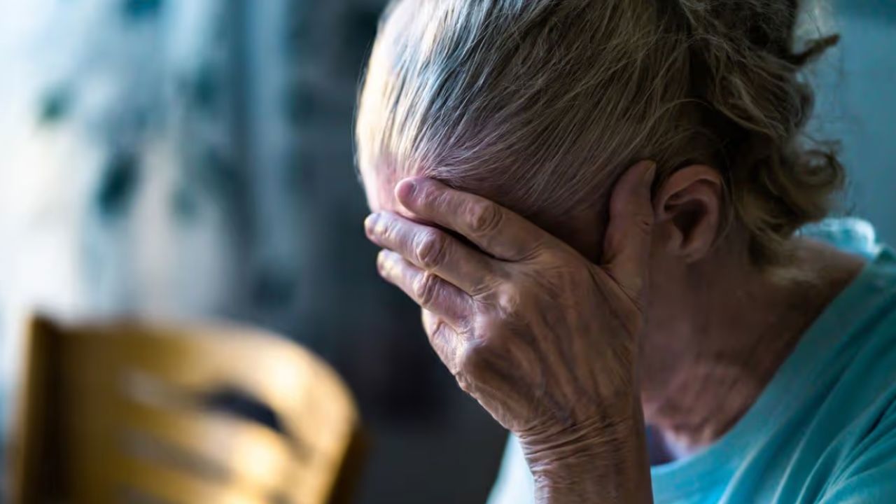 Femeie de 85 de ani, agresată de un bărbat care o ajuta în gospodărie: Instanța i-a dat 11 ani de închisoare