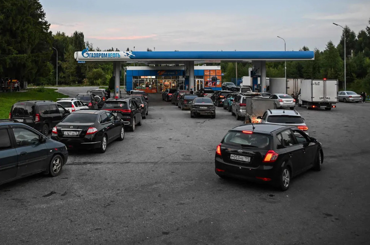 Rusia: Un nou val al crizei carburanților. Cozi la benzinării, limite la alimentare și sistemul „par-impar”