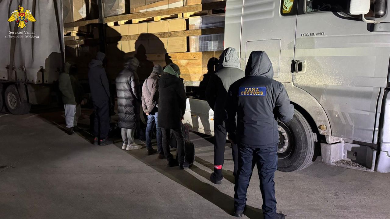 Șase migranți ucraineni, descoperiți ascunși într-un camion la vama Palanca
