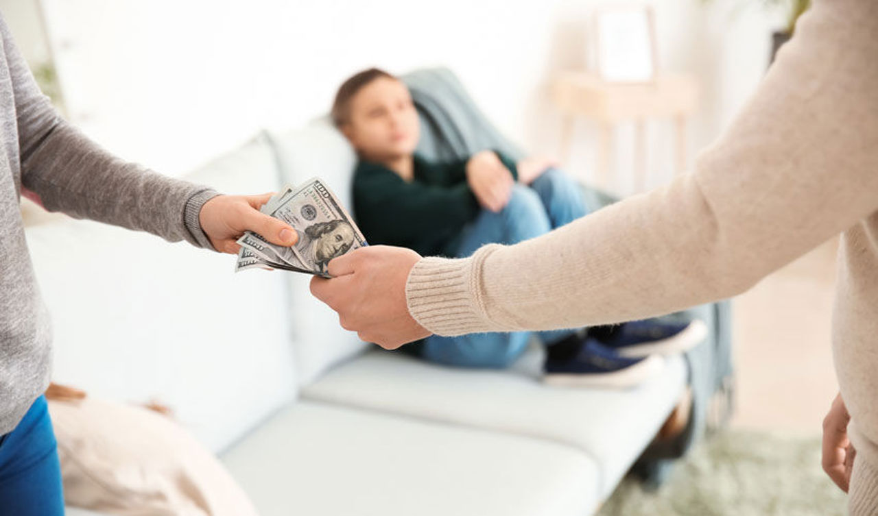 „Copilul are nevoie acum de acești bani”: Statul ar putea achita pensia alimentară în locul părinților datornici