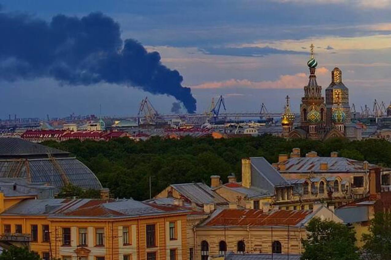 Incendiu de proporții la terminalul petrolier din Sankt Petersburg după un atac cu drone