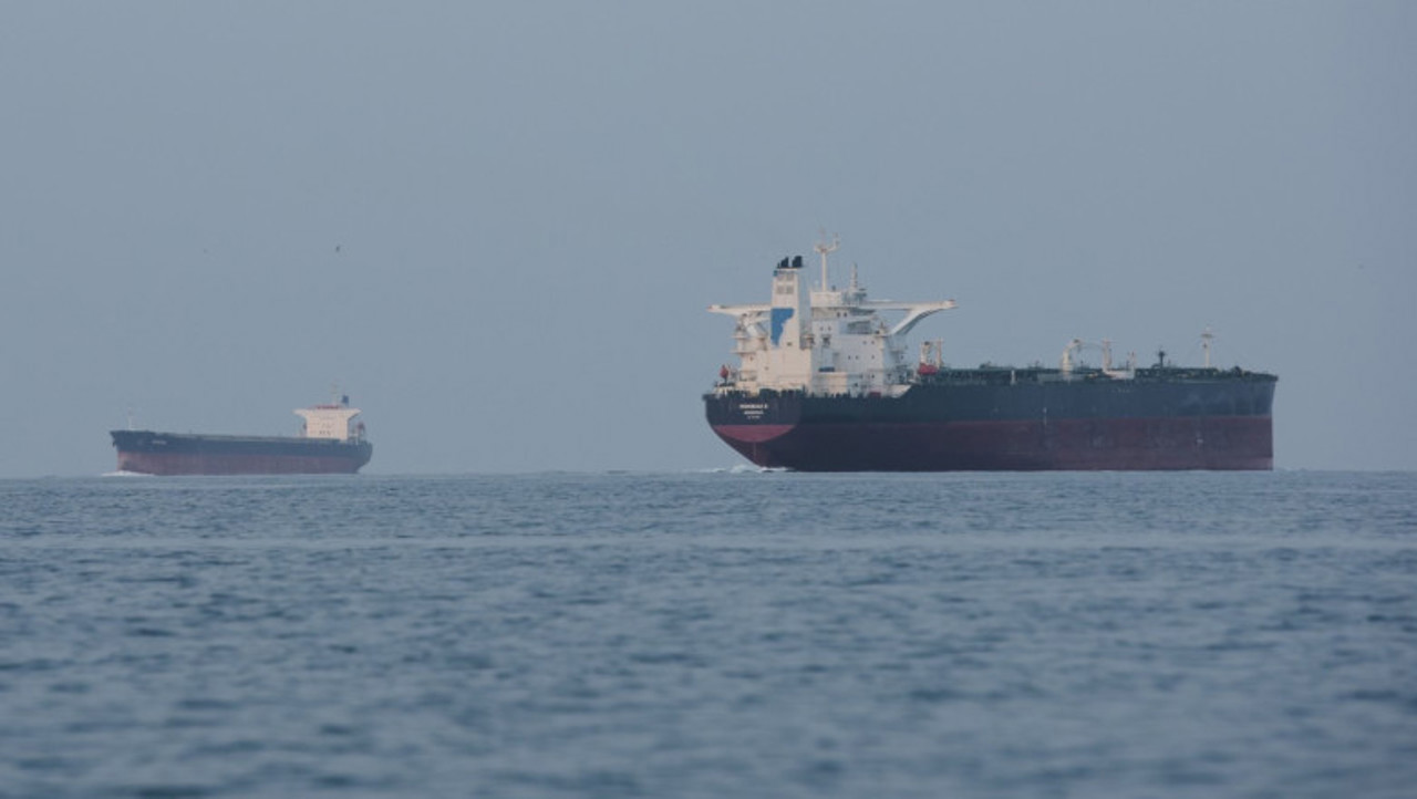 Evacuarea a 11.000 de marinari blocați în Strâmtoarea Ormuz, suspendată după ce Iranul a lovit o navă de marfă