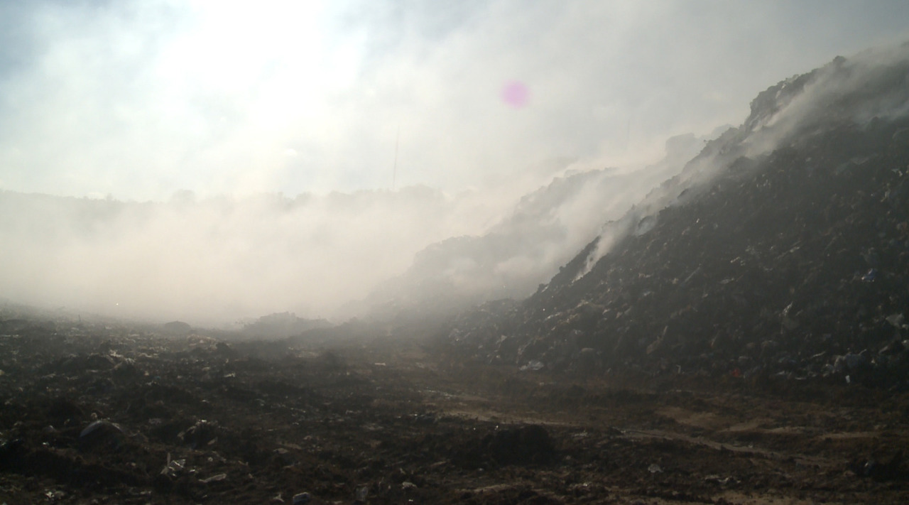 Incendiu la gunoiștea din Strășeni, nestins de câteva zile. Fumul a ajuns până în cartierele rezidențiale