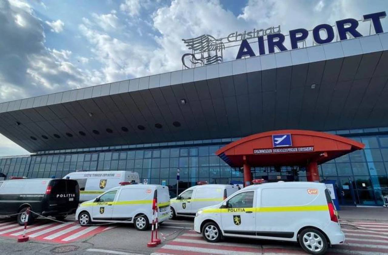 O nouă alertă cu bombă la Aeroportul Chișinău. Pasagerii și angajații au fost evacuați